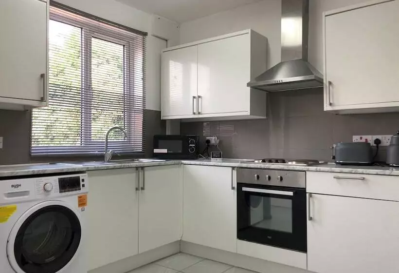 اقامتگاه Immaculate 3 Bed House In Nottingham