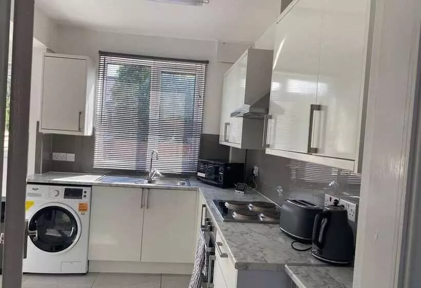 اقامتگاه Immaculate 3 Bed House In Nottingham