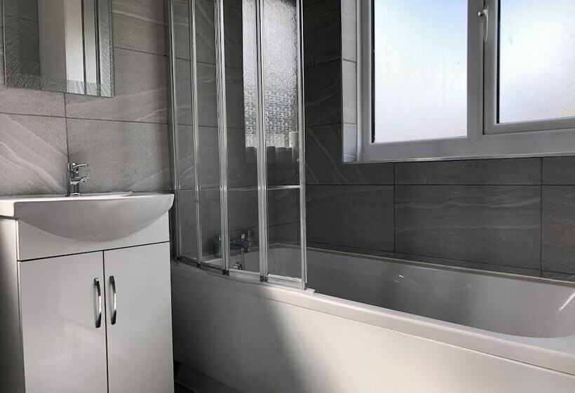 إقامة Immaculate 3 Bed House In Nottingham