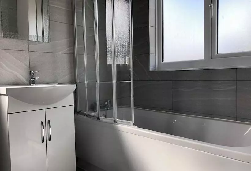 اقامتگاه Immaculate 3 Bed House In Nottingham