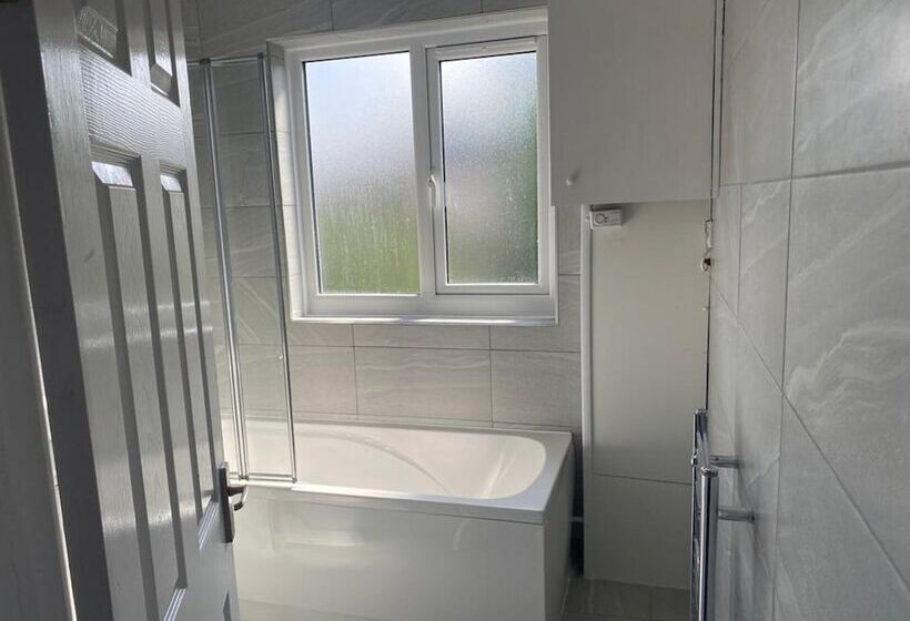 إقامة Immaculate 3 Bed House In Nottingham