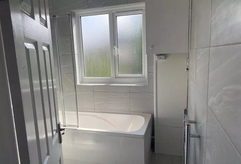 اقامتگاه Immaculate 3 Bed House In Nottingham