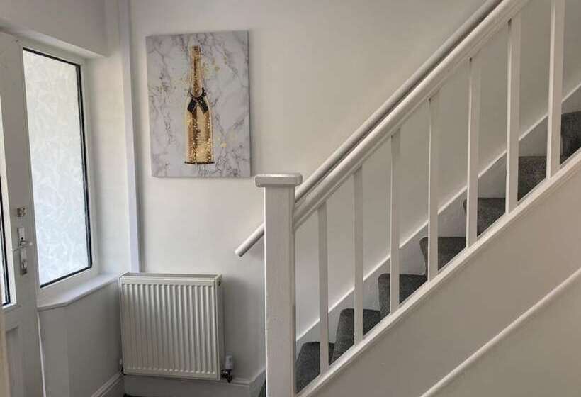 إقامة Immaculate 3 Bed House In Nottingham