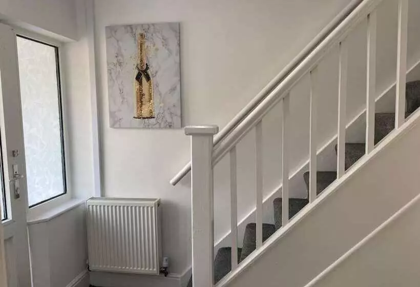 اقامتگاه Immaculate 3 Bed House In Nottingham
