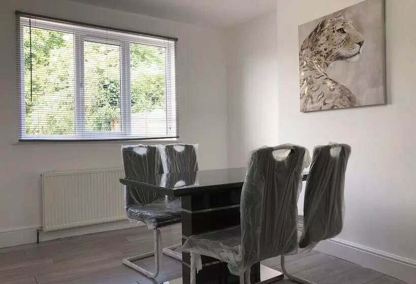 اقامتگاه Immaculate 3 Bed House In Nottingham