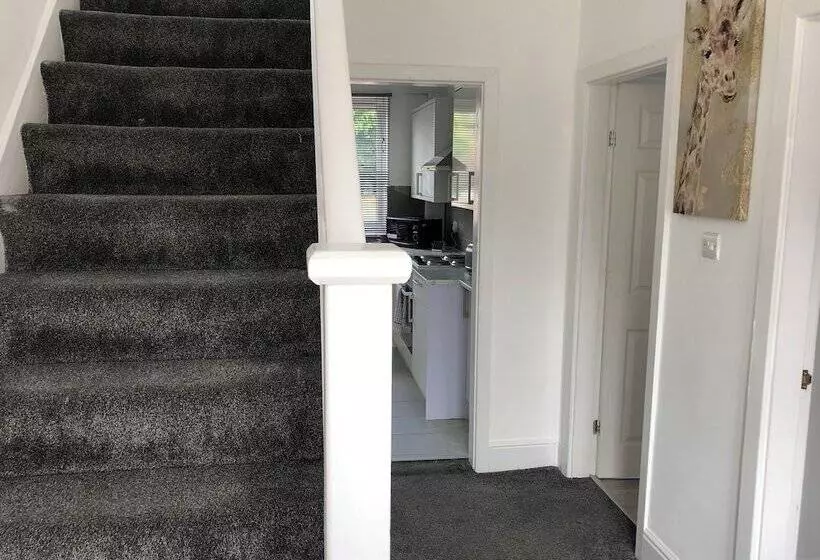 اقامتگاه Immaculate 3 Bed House In Nottingham