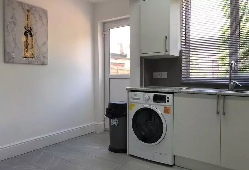 اقامتگاه Immaculate 3 Bed House In Nottingham