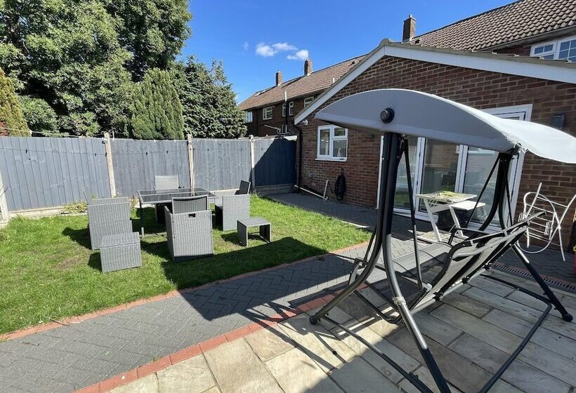 إقامة New Luxury Modern House Near Airport Free Parking