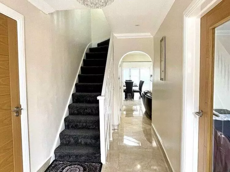 Residenssi New Luxury Modern House Near Airport Free Parking