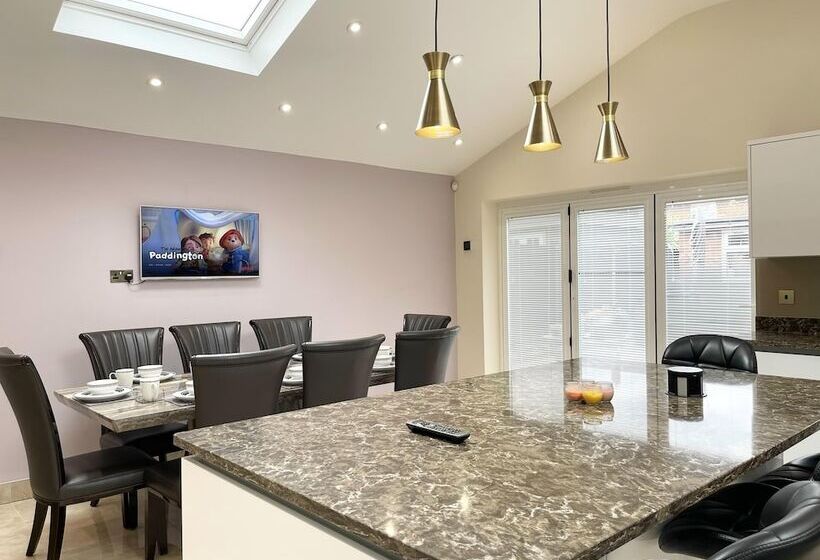 إقامة New Luxury Modern House Near Airport Free Parking