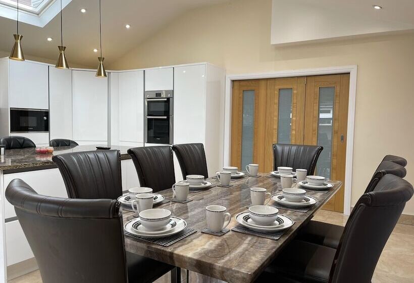 إقامة New Luxury Modern House Near Airport Free Parking