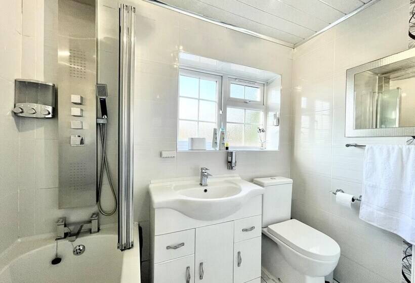 إقامة New Luxury Modern House Near Airport Free Parking