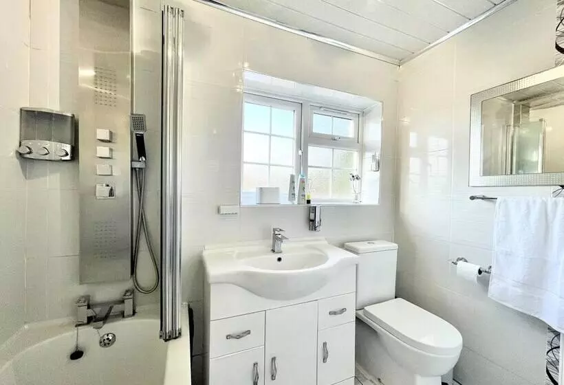 Residenssi New Luxury Modern House Near Airport Free Parking