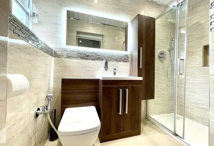 إقامة New Luxury Modern House Near Airport Free Parking