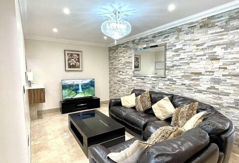 إقامة New Luxury Modern House Near Airport Free Parking