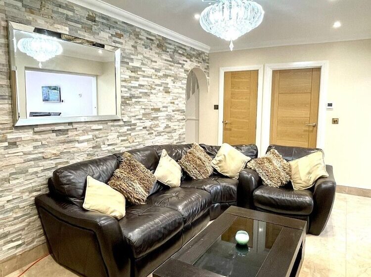 إقامة New Luxury Modern House Near Airport Free Parking