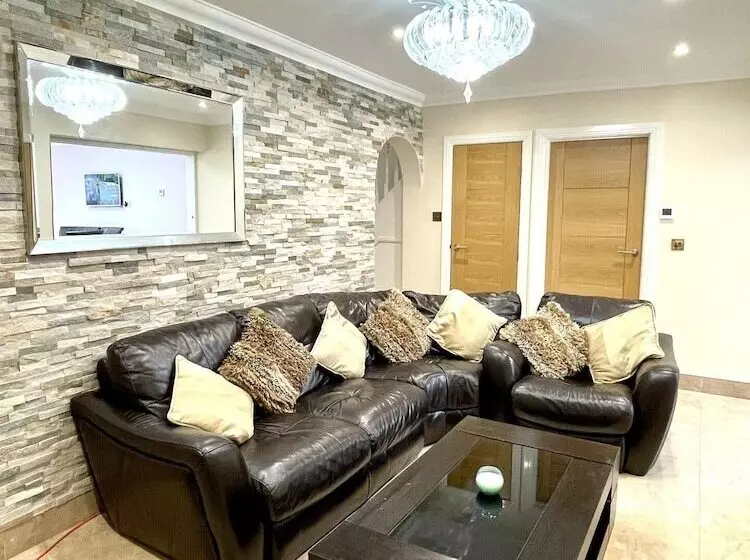 Residenssi New Luxury Modern House Near Airport Free Parking