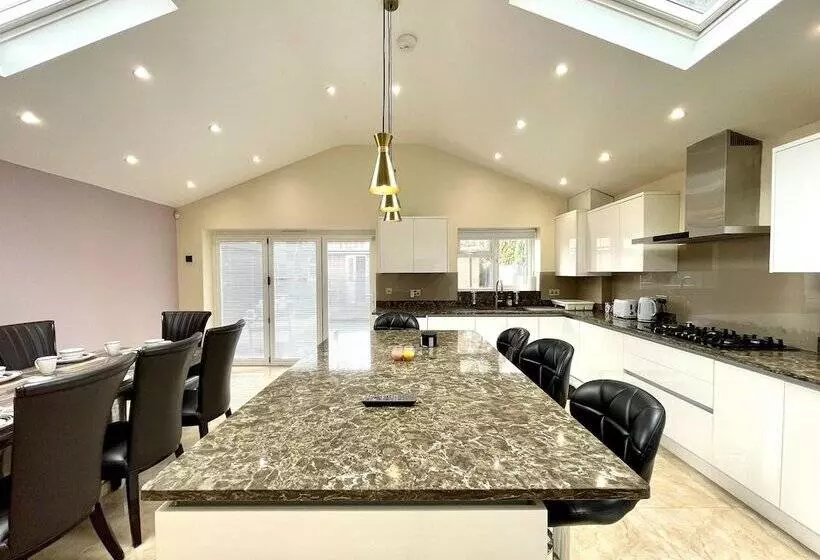 Residenssi New Luxury Modern House Near Airport Free Parking