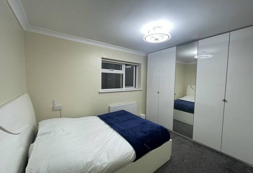 إقامة New Luxury Modern House Near Airport Free Parking