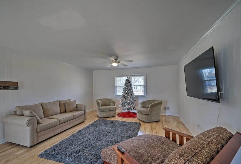 Welcoming Leland Home ~ 15 Miles To Beachfront!