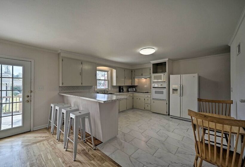 Welcoming Leland Home ~ 15 Miles To Beachfront!