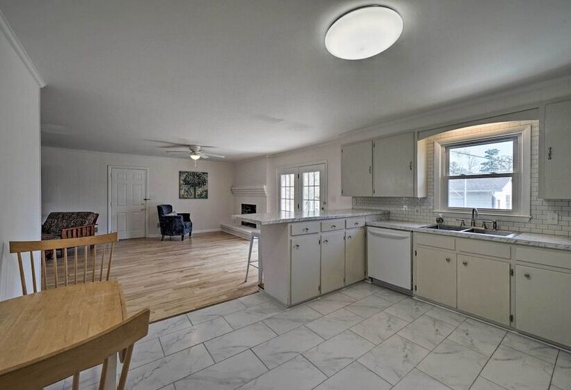 Welcoming Leland Home ~ 15 Miles To Beachfront!