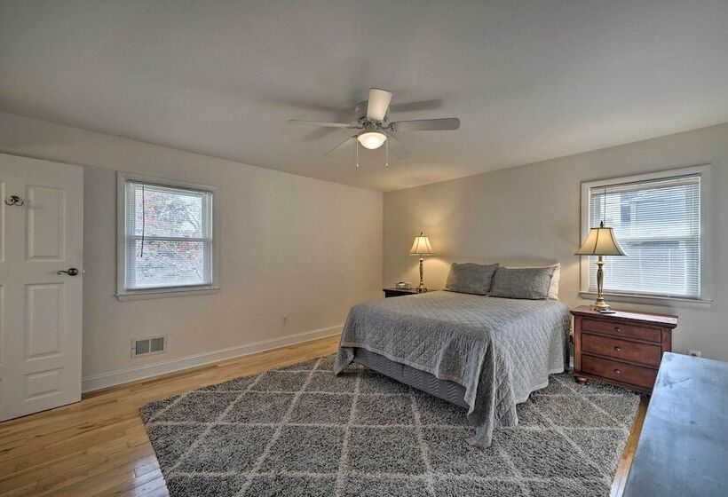 Welcoming Leland Home ~ 15 Miles To Beachfront!