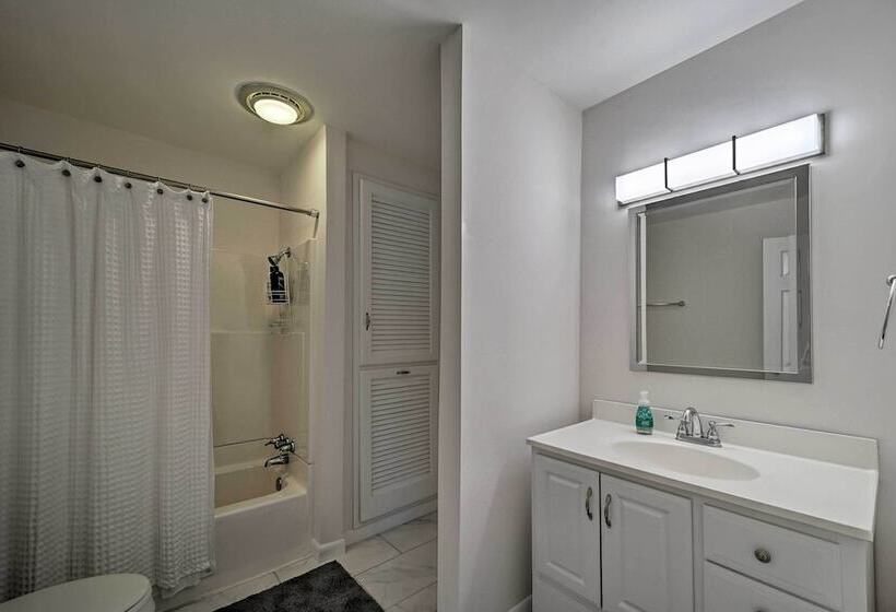 Welcoming Leland Home ~ 15 Miles To Beachfront!