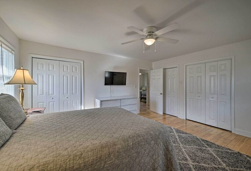 Welcoming Leland Home ~ 15 Miles To Beachfront!