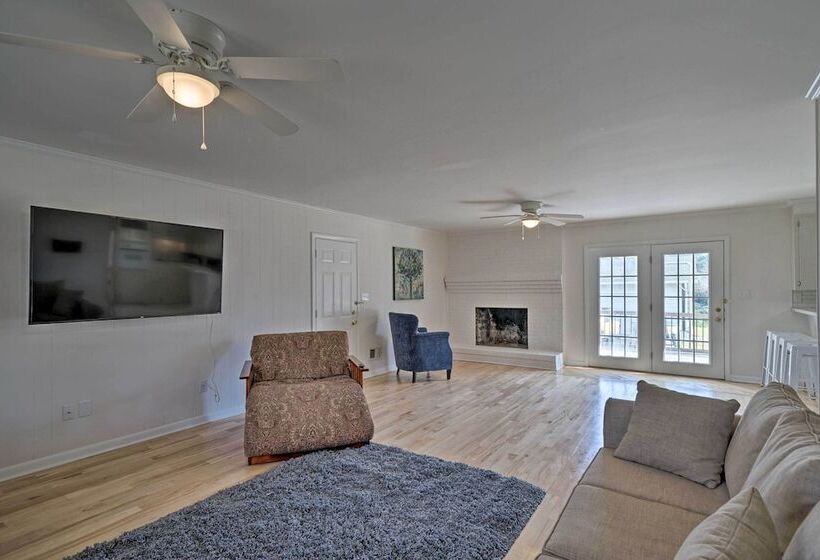 Welcoming Leland Home ~ 15 Miles To Beachfront!