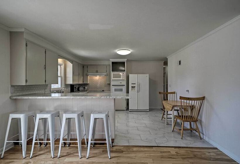 Welcoming Leland Home ~ 15 Miles To Beachfront!