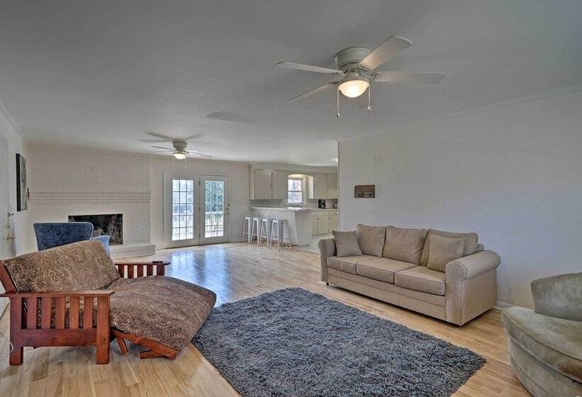 Welcoming Leland Home ~ 15 Miles To Beachfront!