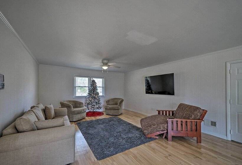 Welcoming Leland Home ~ 15 Miles To Beachfront!