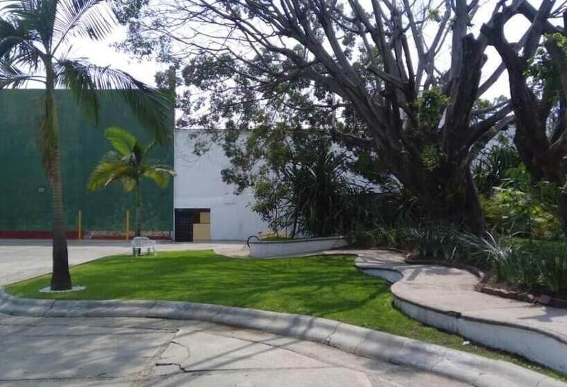 هتل Chinelos Express