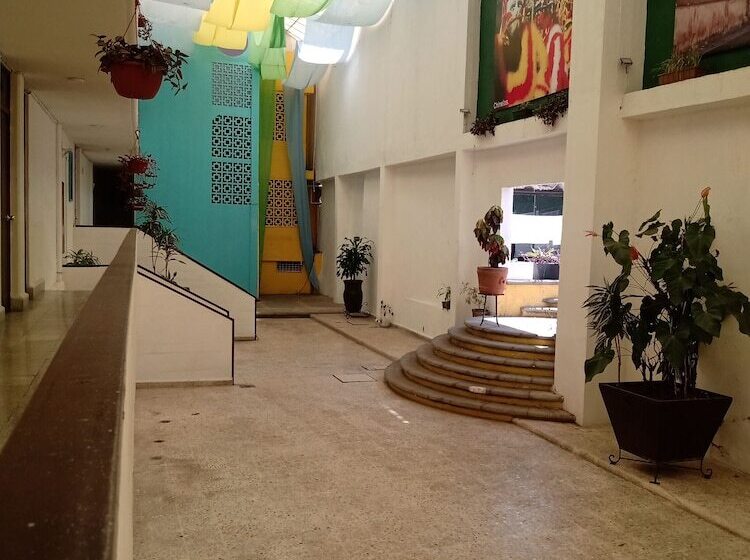 هتل Chinelos Express