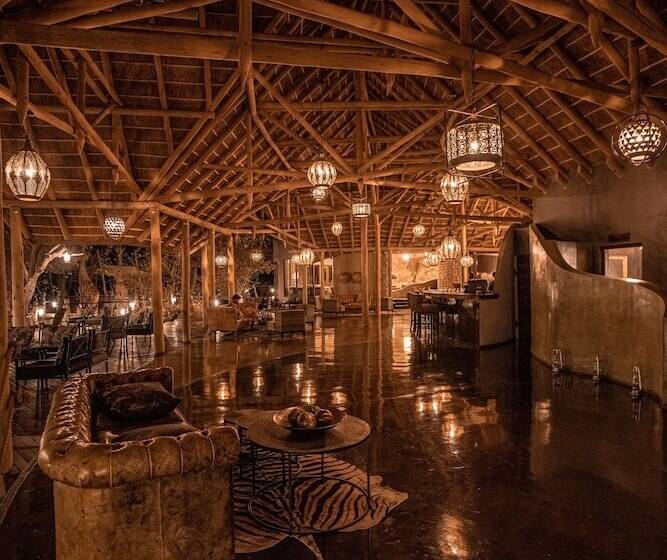 هتل Etosha Oberland Lodge