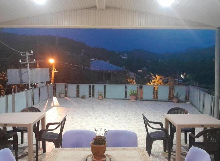 تختخواب و صبحانه Belas House With Terrace