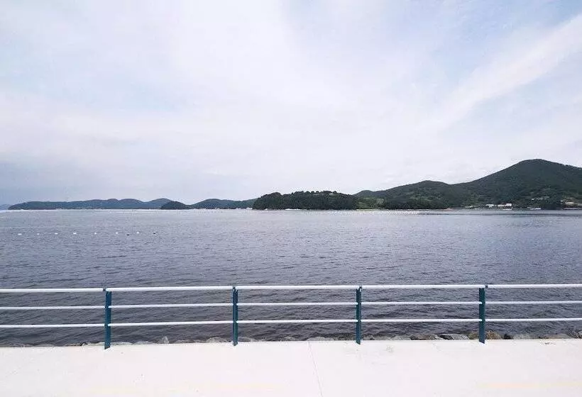 مُتل Tongyeong Rock