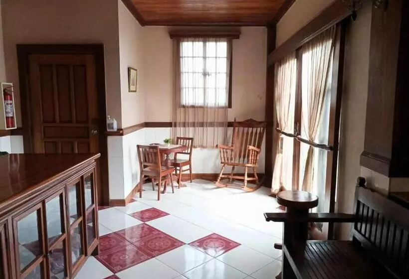 ユースホステル Small Room In Casa De Piedra Pension House