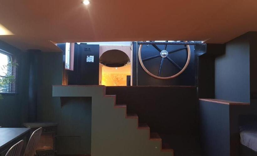 تختخواب و صبحانه Wheelhouse Euphrate Houseboat