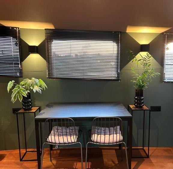 تختخواب و صبحانه Wheelhouse Euphrate Houseboat