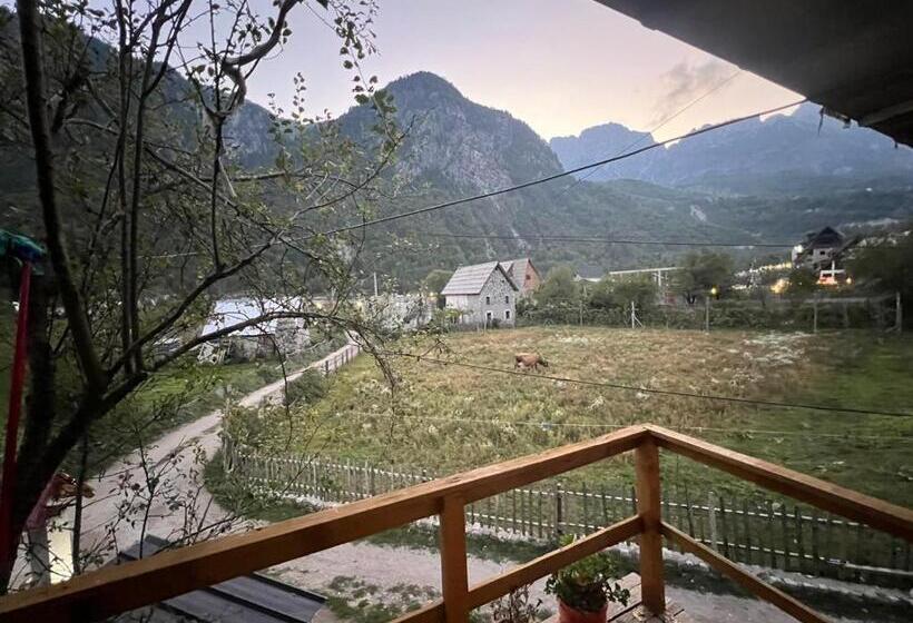 پانسیون Mikel Center Theth Guesthouse