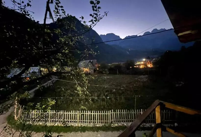 Majatalo Mikel Center Theth Guesthouse