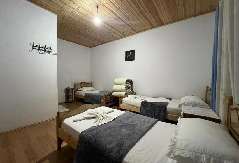 پانسیون Mikel Center Theth Guesthouse