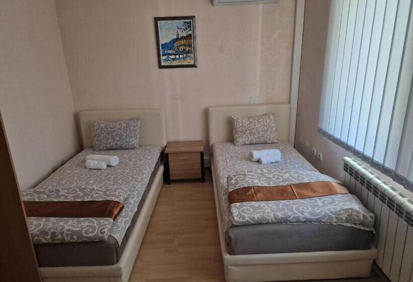 پانسیون Saradis