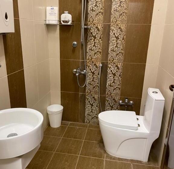 شقة فندقية ثلاث غرف نوم وغرفة معيشة ومطبخ ومدخل خاص