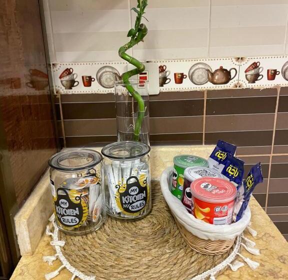 شقة فندقية ثلاث غرف نوم وغرفة معيشة ومطبخ ومدخل خاص