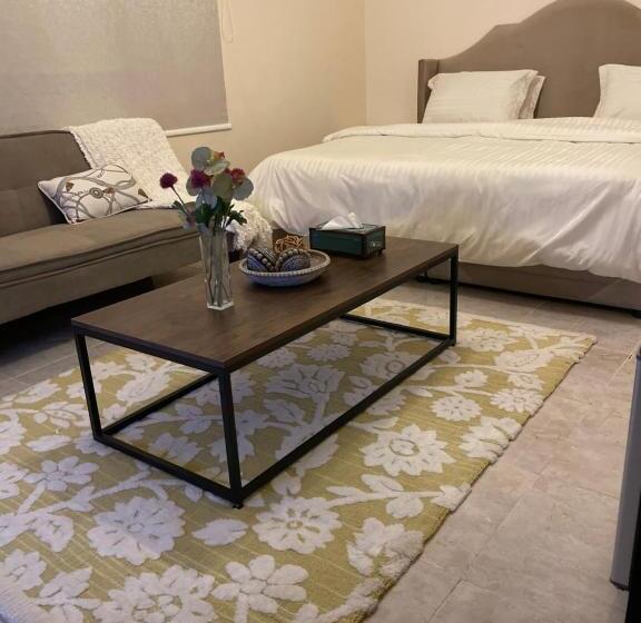 شقة فندقية ثلاث غرف نوم وغرفة معيشة ومطبخ ومدخل خاص