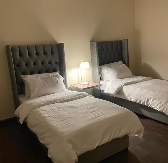 شقة فندقية ثلاث غرف نوم وغرفة معيشة ومطبخ ومدخل خاص