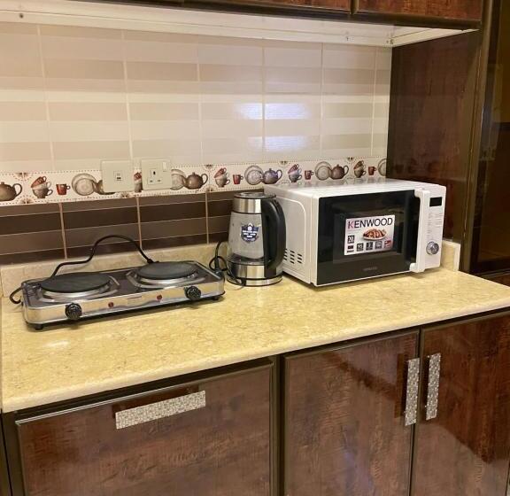 شقة فندقية ثلاث غرف نوم وغرفة معيشة ومطبخ ومدخل خاص